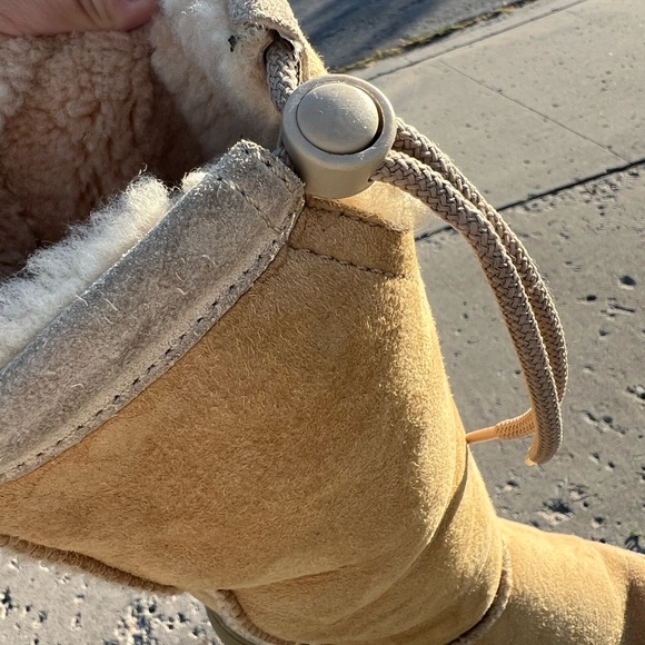 Cozy Ugg Boots: well crafted and comfortable. Please do look at pictures! - Picture 6 of 9